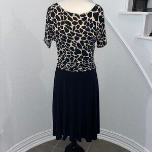 EnFocus black and tan petite dress with short, split sleeves and ruching. 8P